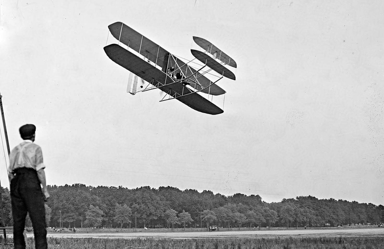 莱特兄弟发明世界上第一架飞机